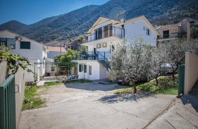 Charming Seaside Escape in Kotor - One Bedroom Apartment with Sea View 1