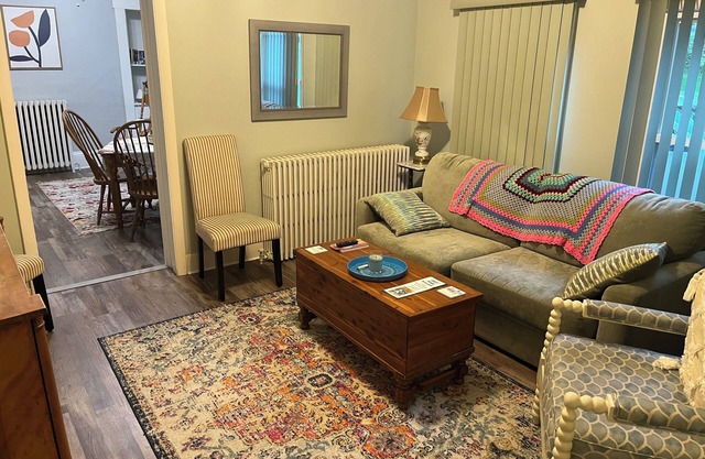 Charming 2-bedroom apartment with AC, Very Fast WiFi in beautiful Houlton
