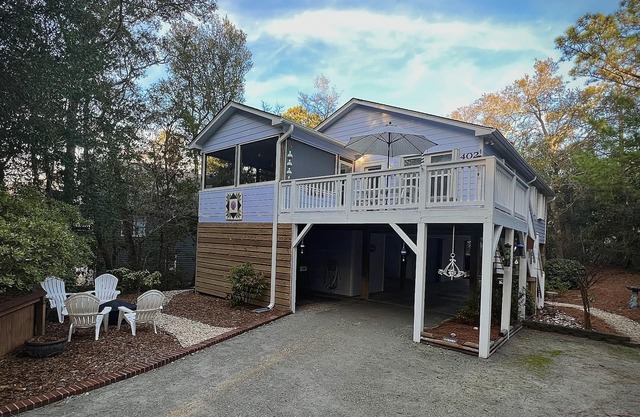 Charming Soundside Home including Golf Cart, Kayaks, Bikes & Linens-Emerald Isle
