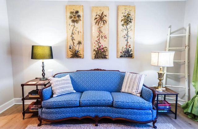 Charming Southern Cottage, Sleeps 6, Dog Friendly!