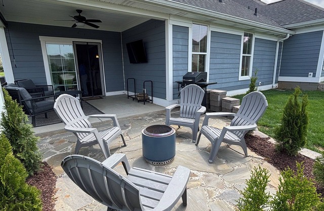 Charming, spacious, 2-bedroom townhome just 20 minutes from Churchill Downs!