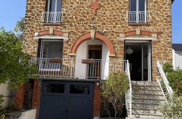 Maison de meulière près de Paris avec jardin, cheminée et tout confort inclus