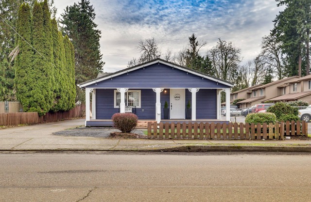Charming Stayton Home w/ Deck + Smart TV!