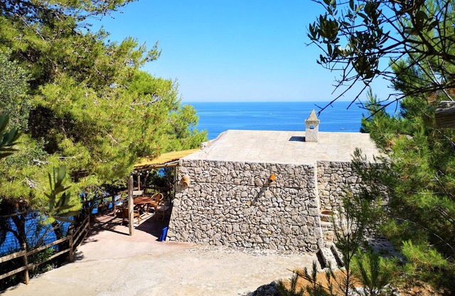 Trullo en pierre avec accès mer privé (maison F)