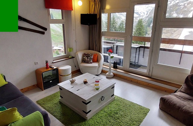 Charming studio 4 ppl, south balcony, ski-in, electric fireplace