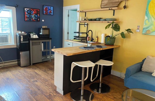 Charming studio cottage with AC in the heart of Beacon