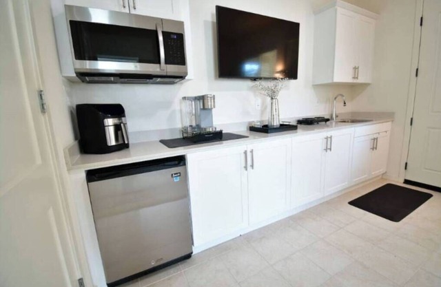 Charming studio in delightful Ontario with AC, WiFi