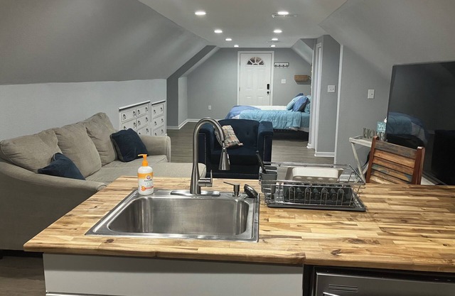 Charming studio lounge with WiFi and AC in Portsmouth