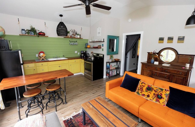 Charming studio near National Forest trails; convenient to downtown Asheville