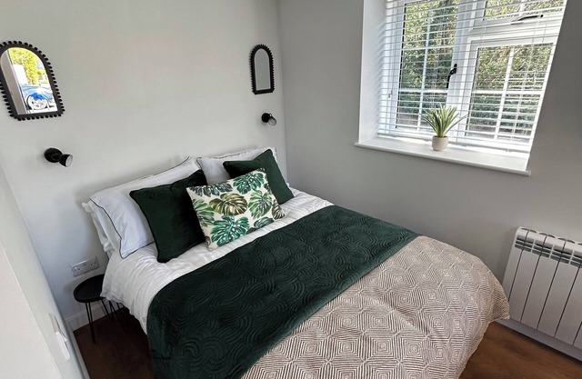 Charming studio on the outskirts of Glastonbury with WiFi and parking.