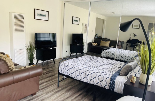 Charming Studio on budget, UCLA, SMC, SM Beach