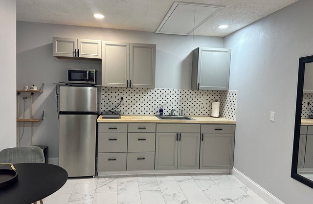 Charming studio with AC and WiFi in sunny Sarasota