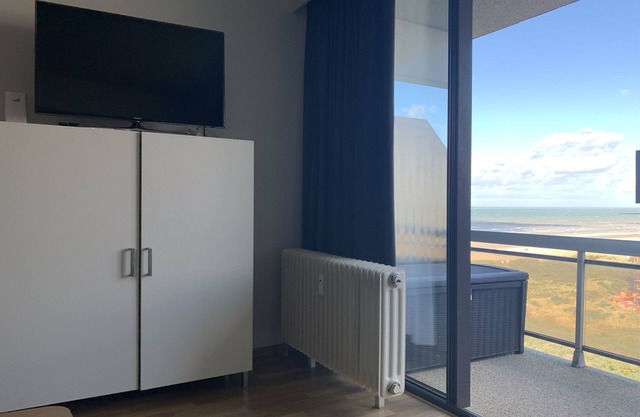 Charmant studio avec vue latérale sur la mer et piscine intérieure