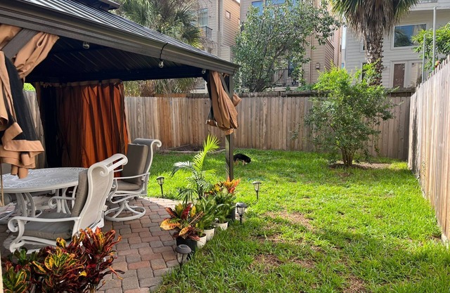 Charming Suite, inside the loop/pet friendly w/ outdoor gazebo,Private Entrance