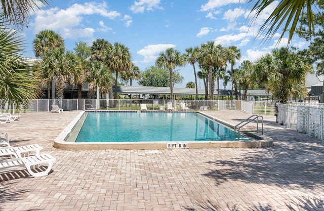 Charming Suite: Smart TV, Modern Amenities & Pool Access