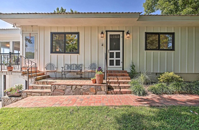 NOUVEAU! Summerville Charming Home w / Yard & Sunroom!