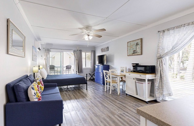 Charming & sun-filled studio with great patio & W/D - close to beach