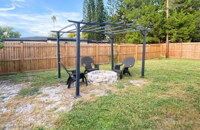 Charming Sunshine Retreat - Minutes to Tarpon Springs and beaches!
