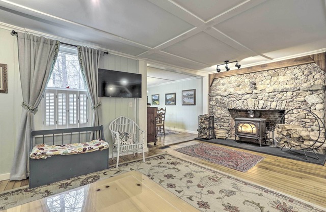 Charming Sutton Cottage: Walk to Lake & Farm!