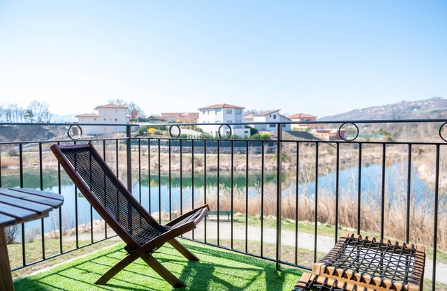 CHARMAND T2 AVEC VUE SUR LAC, TERRASSE TOUT EQUIPE