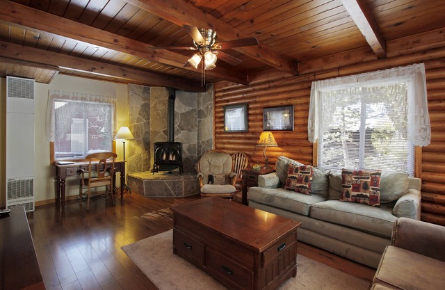 Charmant Tahoe Cabin-Walk to Lake, 2 Mi to Ski, Hot Tub, Pets, Bikes