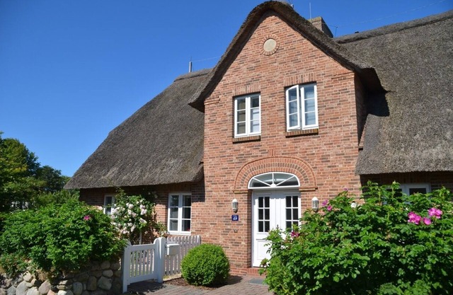 Maison au toit de chaume 4 étoiles avec un grand jardin au centre du village de Süderende