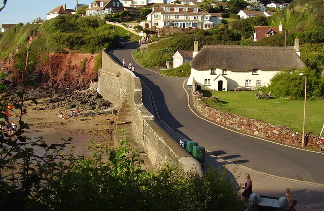 Charming thatched seaside cottage right next to the beach