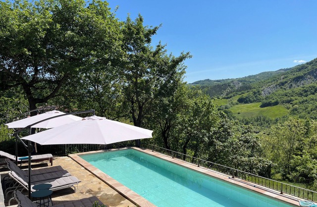 Charmante maison en pierre de trois chambres avec vue sur la montagne et la rivière