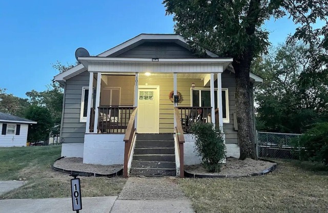 Charming Time of Our Lives Cozy Cottage with Fire pit! Pet Friendly Fenced Yard!