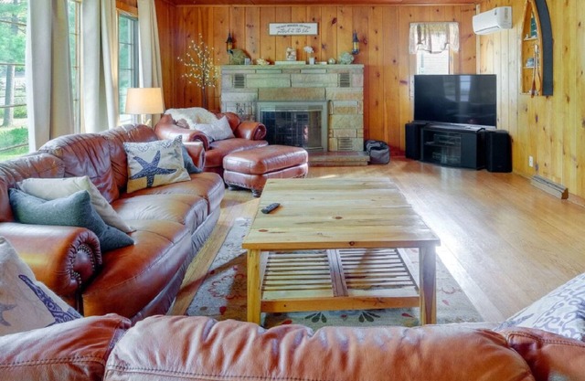 Charming Torch Lake 4-bedroom cottage with WiFi, AC
