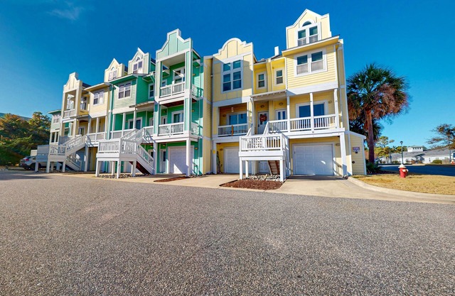 Charming & sunlit getaway with pool, gym & balcony - near golf, parks, & beaches