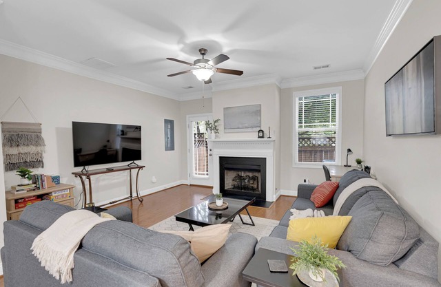 Charming Townhome,PRIME LOCATION,Historic,Mins to USC,TVs,Parking,Fireplace,W/D