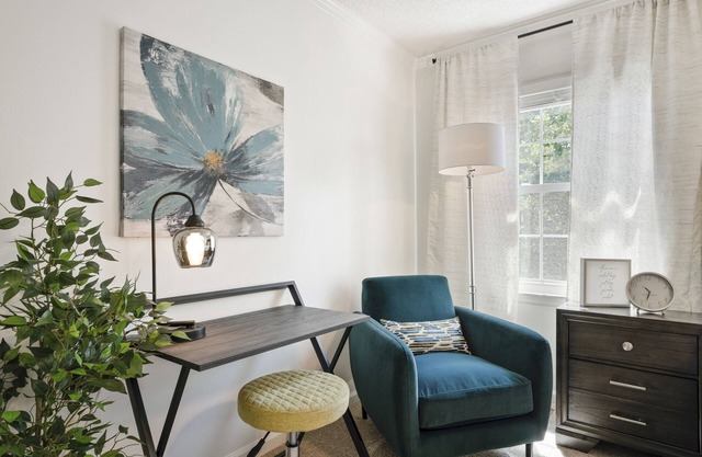 Charming townhouse 2bed/2.5 bath with patio near downtown