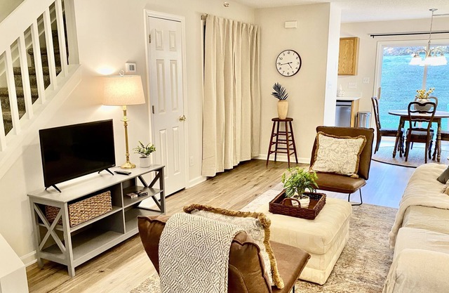 Charming Townhouse Near The Elon Oaks