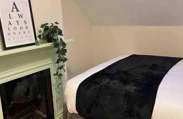 Charming Townhouse, Sleeps 8!