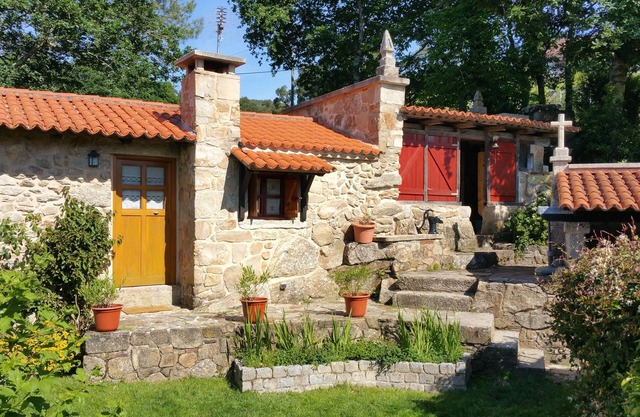 Maison en pierre traditionnelle de charme niché dans les bois minutes de la côte