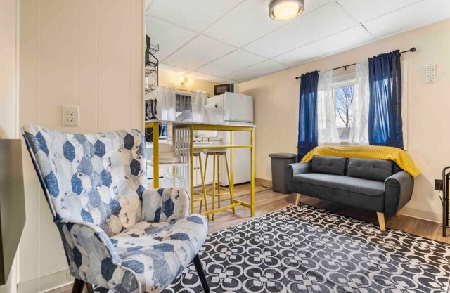 Charming & Tranquil ~ Near Downtown & River ~ Pkg!