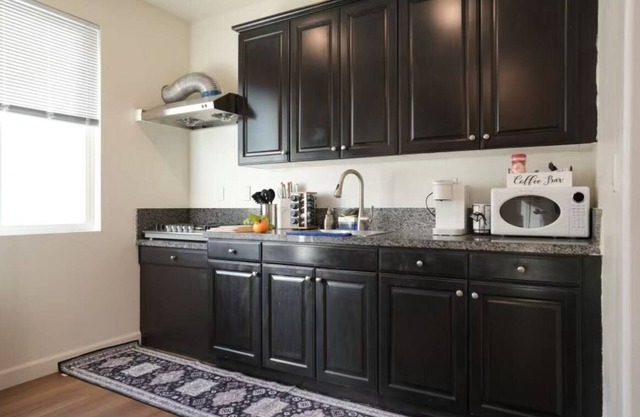 Charming two bedroom house with king size beds, laundry room, independent access