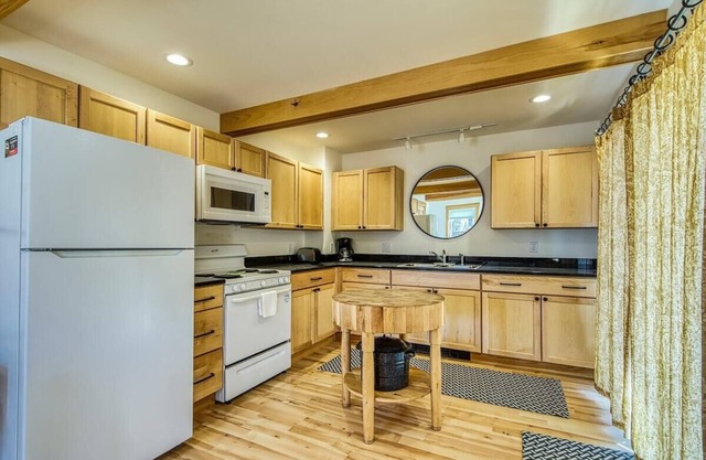 Charming Two Bedroom Apt in Coastal Village