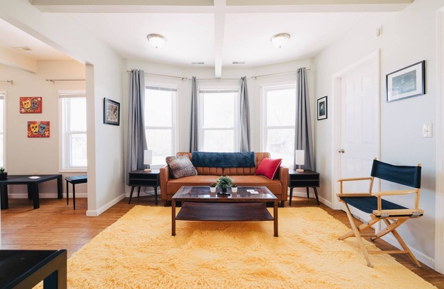 Charming Upper: 3 Bd,1 Ba Flat