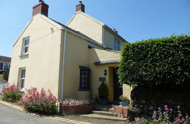 Charming Upper Solva Cottage by Beaches & Harbour