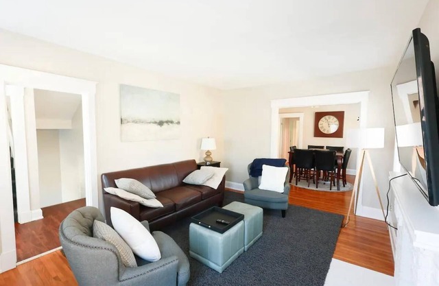 Charming upstairs space in the Hyde Park neighborhood of Cincinnati- with Spacious Layout!