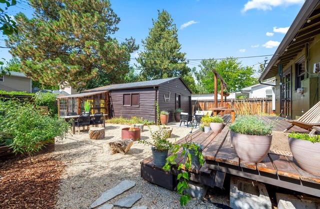 Charming Urban Ranch - garden oasis, fire pit in relaxing backyard
