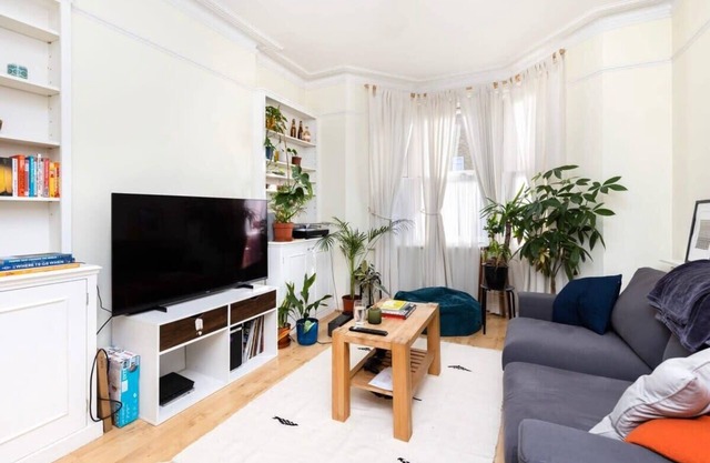 Charming Victorian 1BR Retreat in London