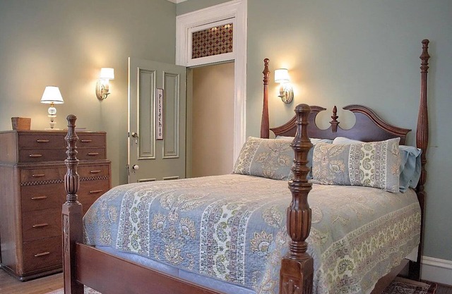 Pistachio-Teaberry: Cozy 2 Room suite with WiFi and AC in charming Shamokin