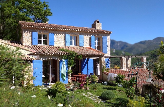 VILLA DE CHARME ,ARRIÈRE PAYS NICOIS AVEC VUE ET PISCINE