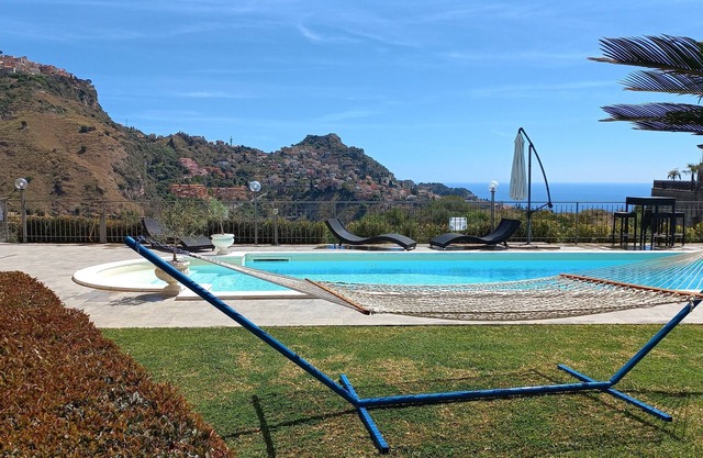 Charming villa apart. stunning view of, Taormina, the Ionian sea, relaxing
