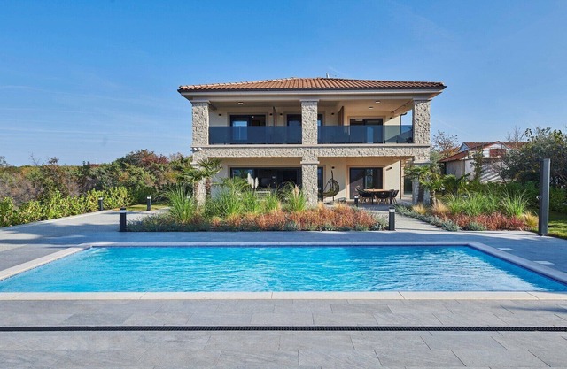 Charming Villa Brzac with pool and sauna