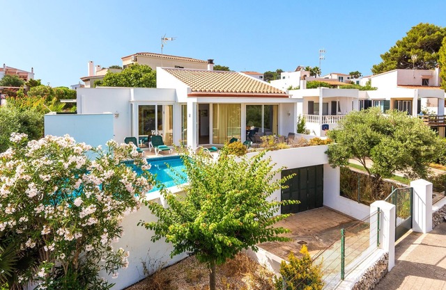 Charmante "Villa Elena - Port Addaia" avec vue sur la mer, piscine, connexion Wi-Fi, terrasse et jardin ; parking disponible