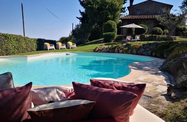 Charmante villa à Chianni,piscine,climatisation, jardin et pergola, 9 pers